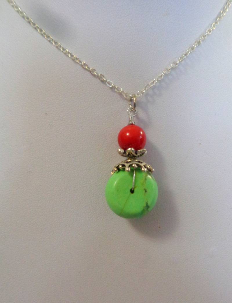 Grün Türkis & Koralle Anhänger Halskette - Wire Wrapped von ZareenDesigns