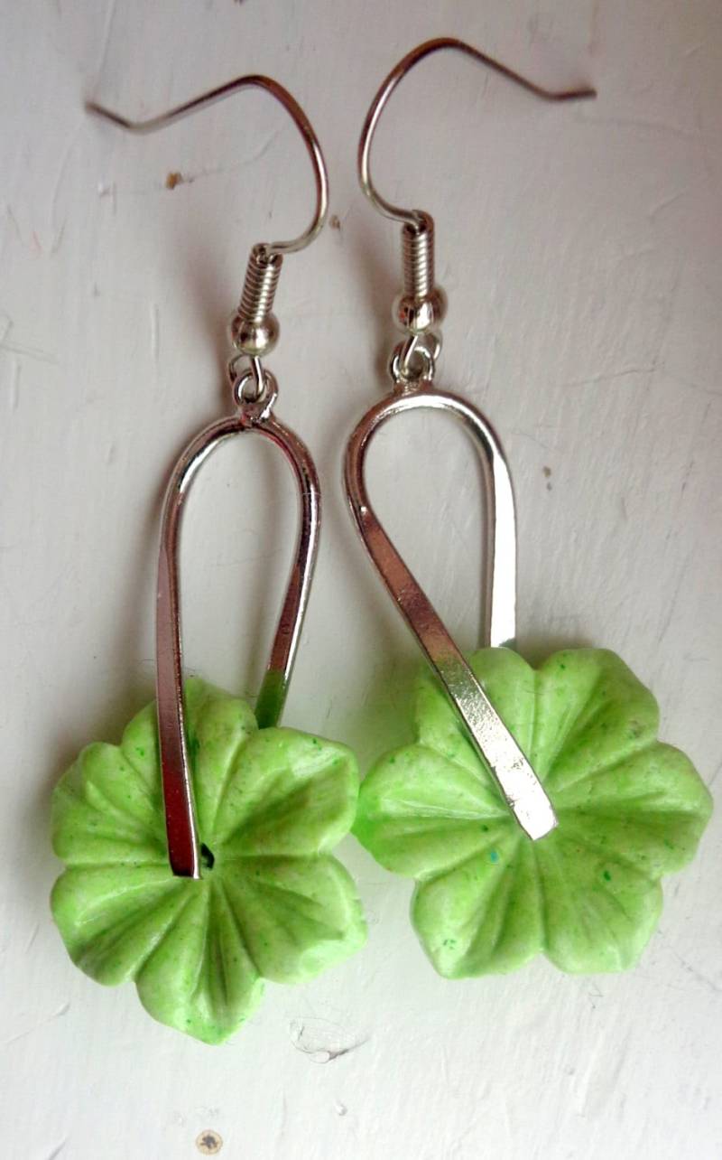 Grüne Achat Blumen Ohrringe Silber Finish Ohrringe von ZareenDesigns