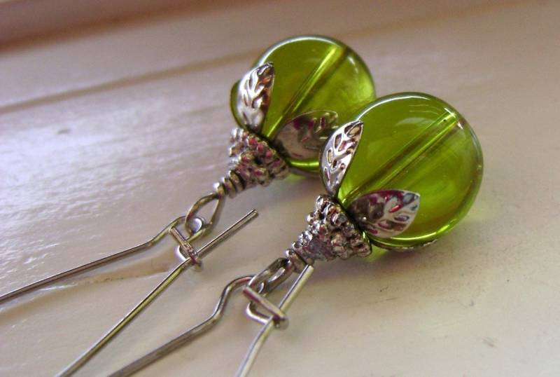Grüne Glaskugel-Ohrringe Silberfarbener Kidneydraht von ZareenDesigns