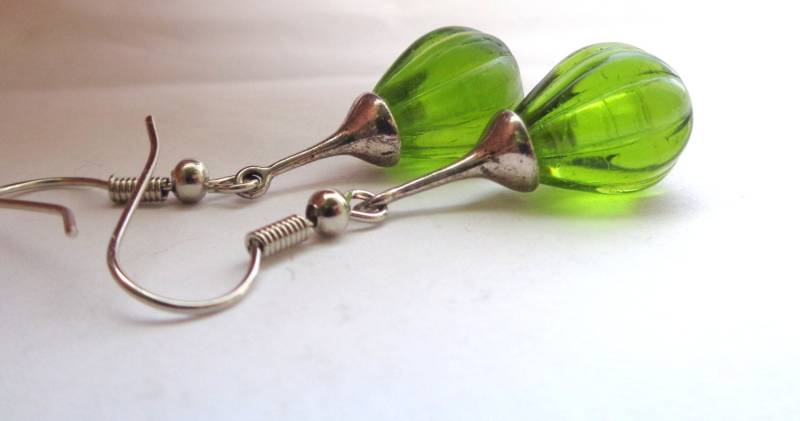 Grüne Glasperlen-Ohrringe Versilberte Ohrhänger von ZareenDesigns