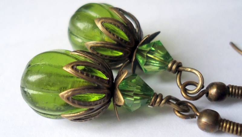 Grüne Glastropfen Ohrringe Antike Messing Filigran von ZareenDesigns