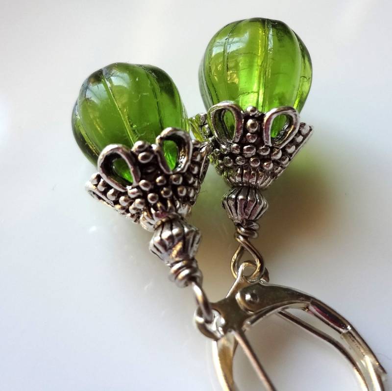 Grüne Glastropfen-Ohrringe Antiker Silberner Draht von ZareenDesigns