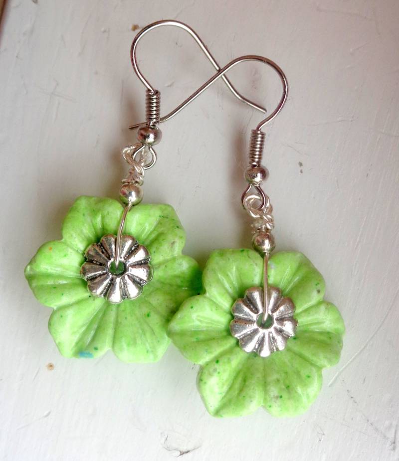 Grüner Jaspis Blumen Ohrringe Silber Finish Wire, Stone Jewelry von ZareenDesigns