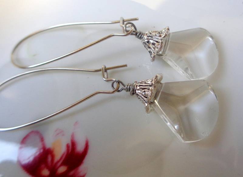 Klare Glastropfen-Ohrringe Silberne Perlkappen, Kidney-Draht von ZareenDesigns