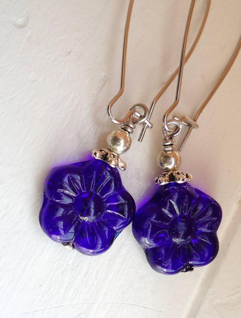 Lila Glasblüten Ohrringe Silberne Ohrhänger von ZareenDesigns