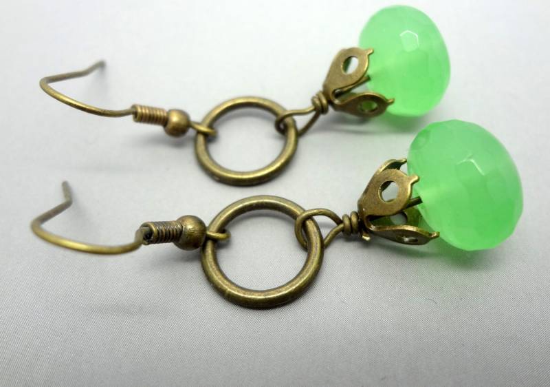 Minzgrüne Chalcedon-Ohrringe Antike Messingohrringe von ZareenDesigns