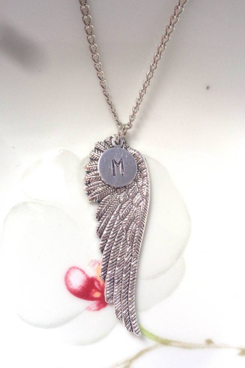 Personalisierte Engelsflügel Halskette Initial Anhänger, Gedenkgeschenk von ZareenDesigns
