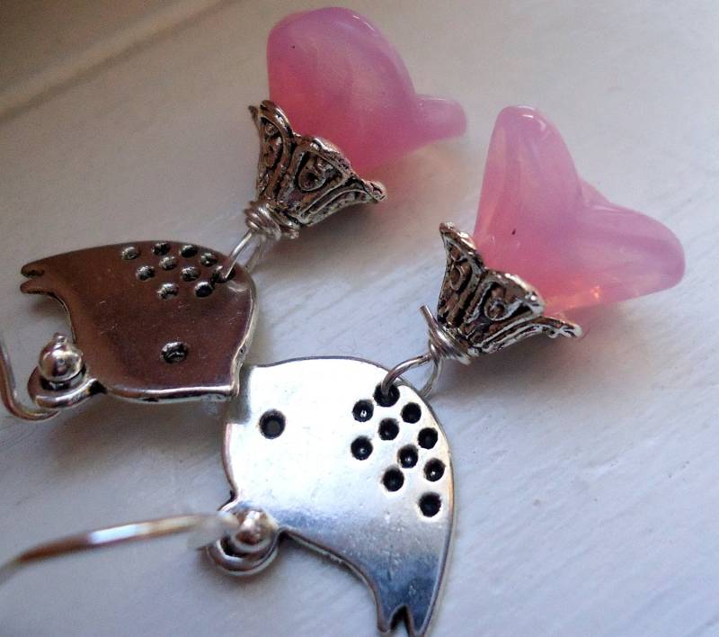 Pinke Ohrhänger Mit Grünen Glasschliffrondellen von ZareenDesigns