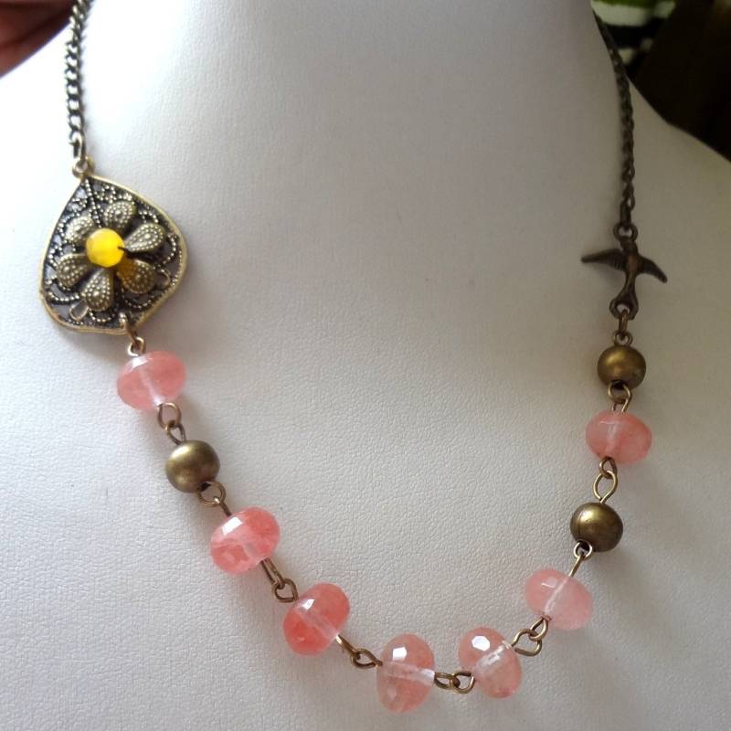 Rosenquarz Halskette Messing Filigree Blumen Vogel Anhänger, Boho Pink Stein von ZareenDesigns