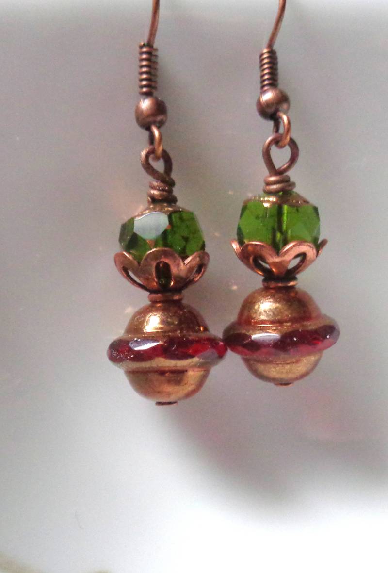 Rote Ufo Glas-Ohrringe Grüne Kristall-Kupfer-Ohrringe von ZareenDesigns