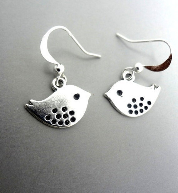 Silber Vogel Ohrringe Charms, Haken Ohrdrähte von ZareenDesigns