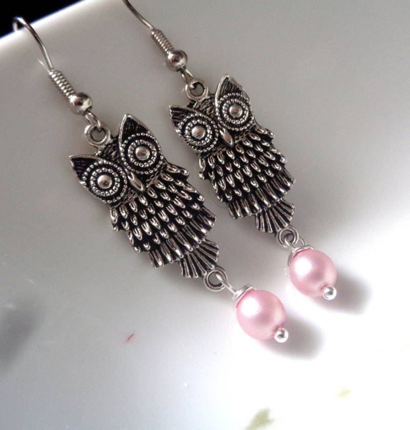Silberfarbene Eulenohrringe Baumelnd Mit Rosa Perle von ZareenDesigns