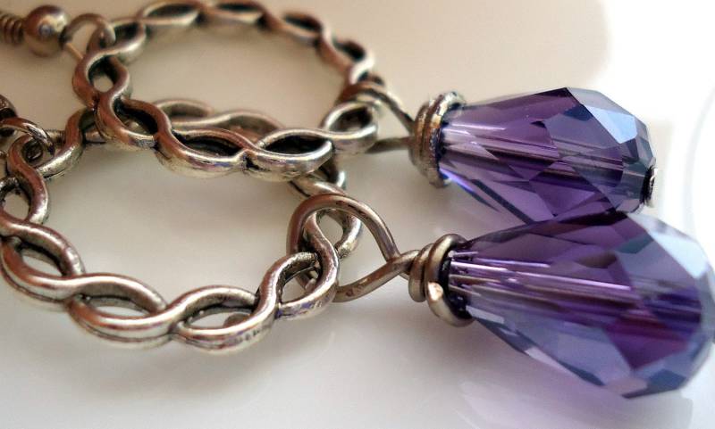 Silberohrringe Lila Facettierte Glastropfen-Ohrringe von ZareenDesigns