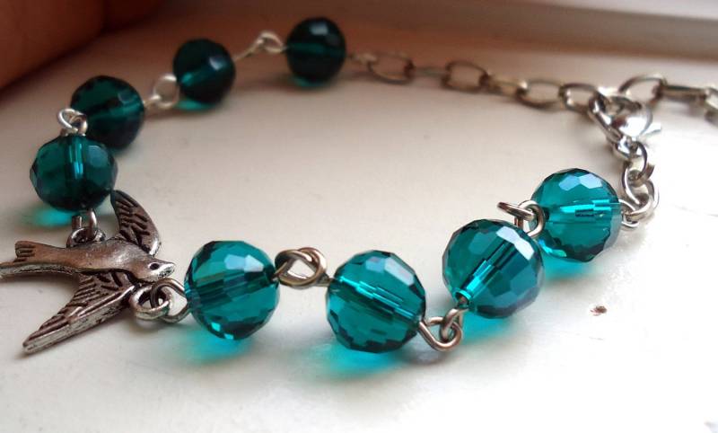 Smaragd Grün Glas Bead Armband Vogel Charm, Brautjungfer Schmuck von ZareenDesigns