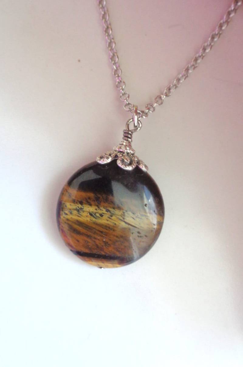 Tigerauge Anhänger Halskette Runder Edelstein, Antique Silver Finish von ZareenDesigns