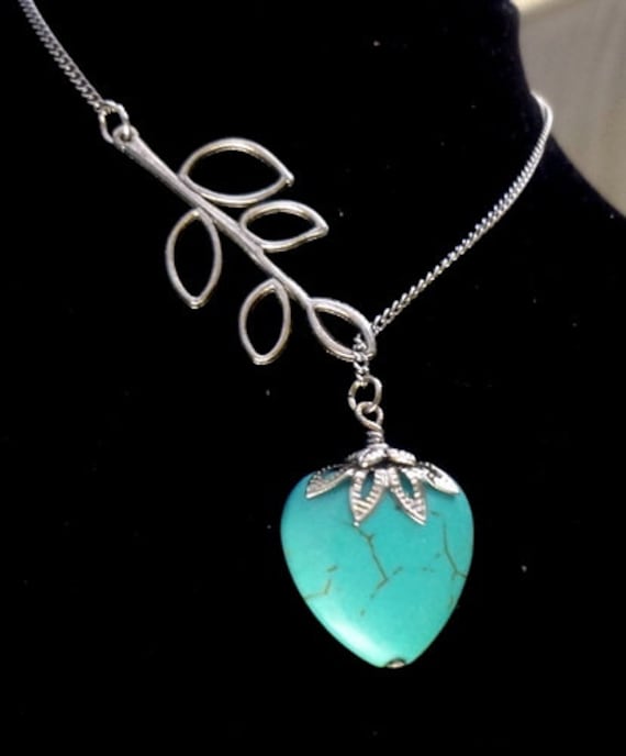 Türkis Howlith Herz Halskette Mit Blatt Charm von ZareenDesigns