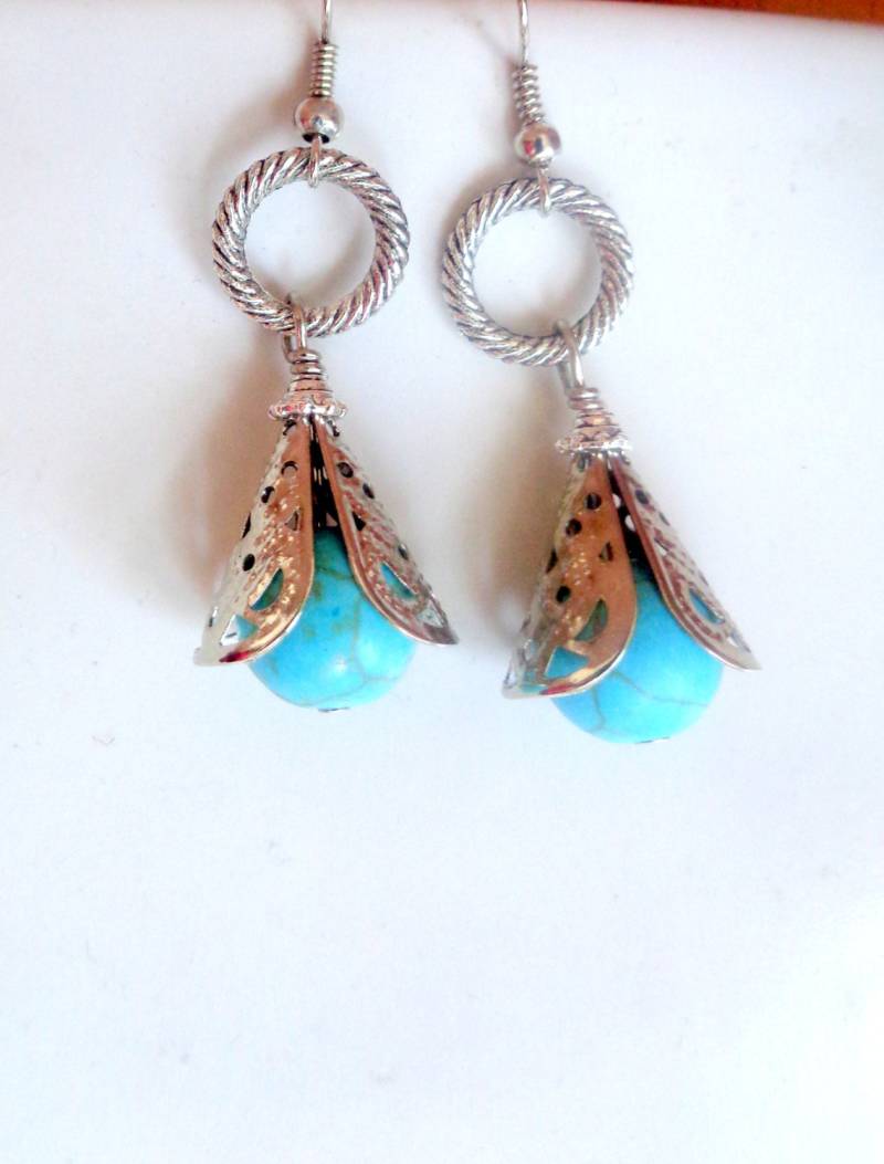 Türkis Howlith Ohrhänger Filigrane Perlenkappen von ZareenDesigns