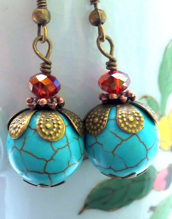 Türkisfarbene Ohrringe Messing Antik & Rote Glasperlen von ZareenDesigns