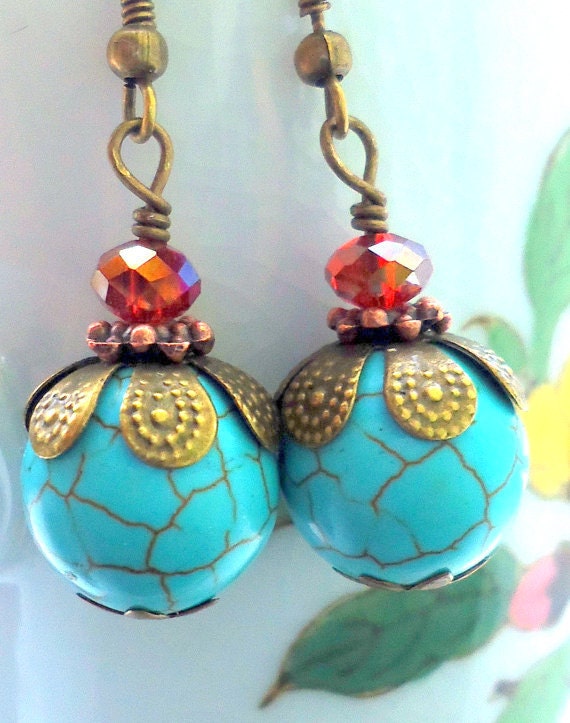 Türkisfarbene Ohrringe Messing Perlenkappen, Rote Glasakzente von ZareenDesigns