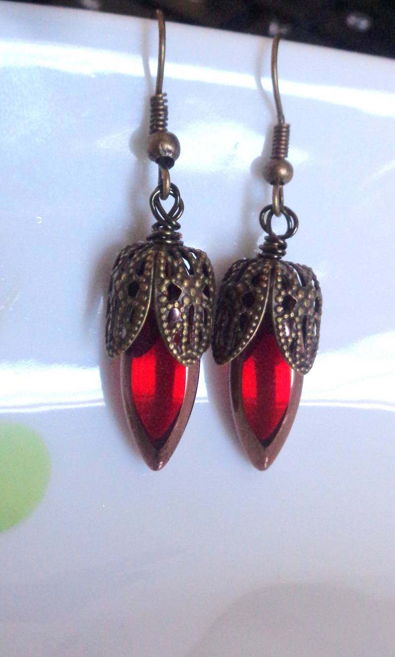 Tulpen Blumen Ohrringe, Bronze Rote Glas Baumeln Messing Ohrringe von ZareenDesigns