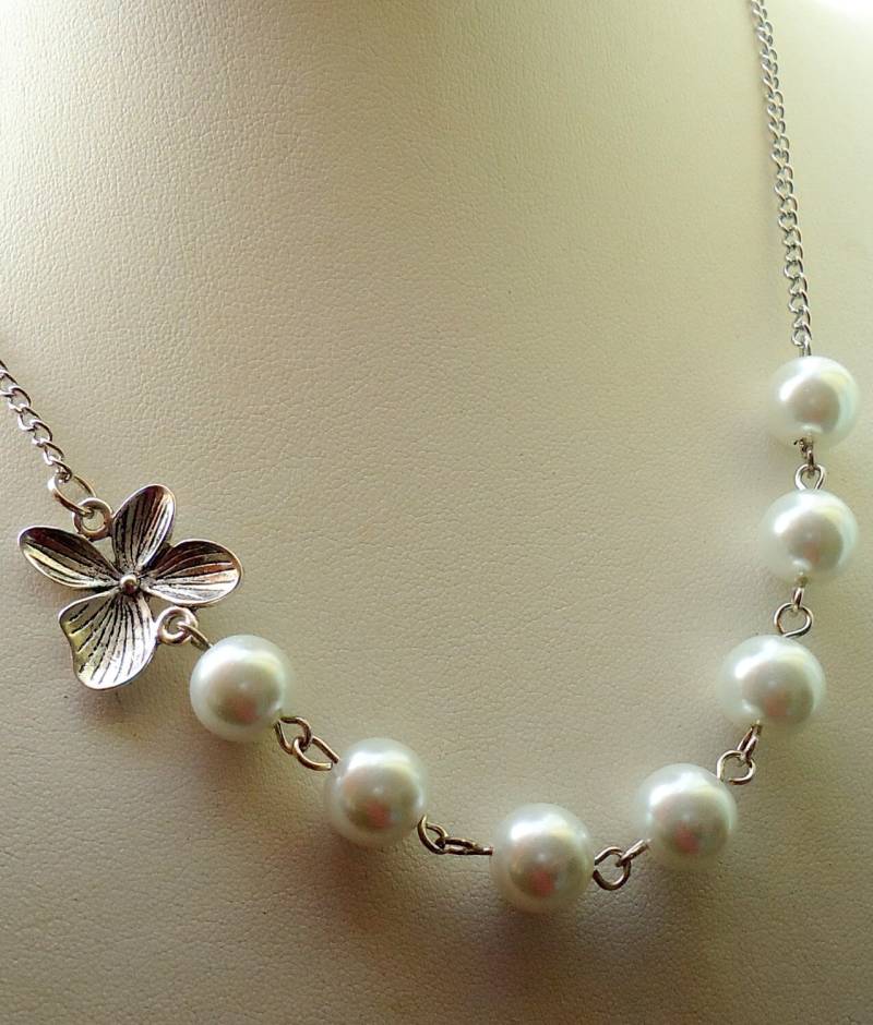 Weisse Glasperlen Halsketten Set Silber Orchideenblüte, Brautschmuck Weisse Glasperlen Halsketten Set Silber Orchideenblüte, Brautschmuck von ZareenDesigns