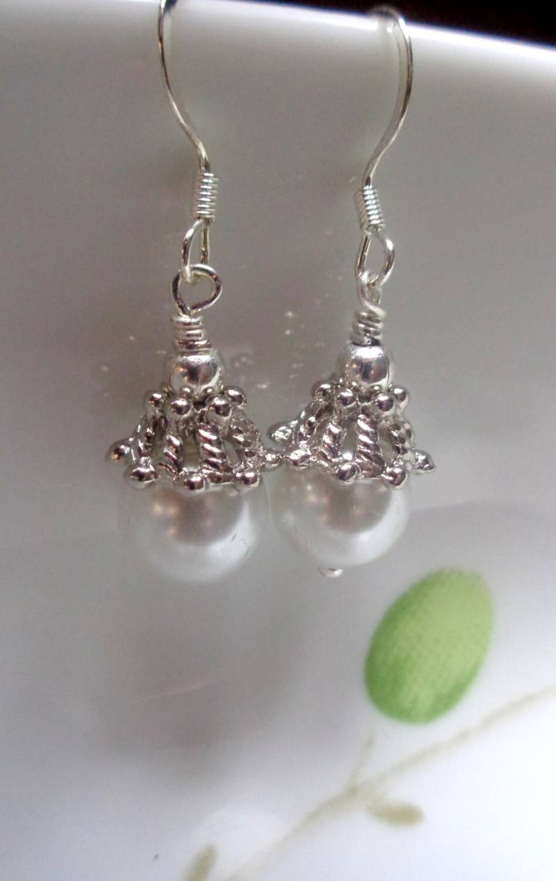 Weiße Glasperlen-Ohrringe Antiksilber Brautschmuck Weiße Glasperlen-Ohrringe Antiksilber Brautschmuck von ZareenDesigns