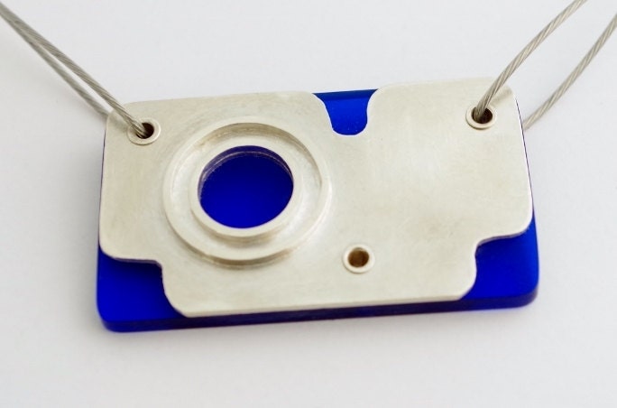 Halskette Aus Sterlingsilber Und Blauem Transparentem Acryl/Plexiglas von Zaruw