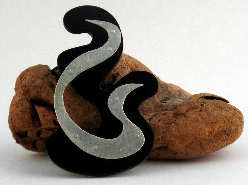 Silberbrosche Mit Schwarzem Acrylglas, Dekorativen Nieten, Verspieltem Schmuck, Handgefertigt Und Einzigartig Silberbrosche Mit Schwarzem Acrylglas, Dekorativen Nieten, Verspieltem Schmuck, Handgefertigt Und Einzigartig von Zaruw