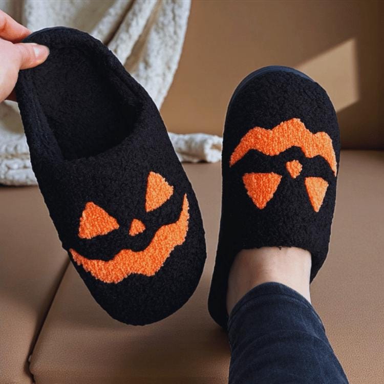 Halloween Hausschuhe Schwarz - Plüschslipper Mit Kürbismotiv Halloween Hausschuhe Schwarz - Plüschslipper Mit Kürbismotiv von ZauberMerch