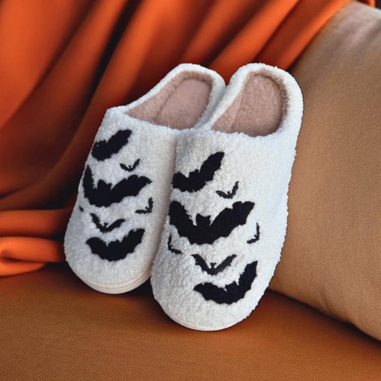 Halloween Hausschuhe Weiß - Plüschslipper Mit Fledermausmotiv Halloween Hausschuhe Weiß - Plüschslipper Mit Fledermausmotiv von ZauberMerch