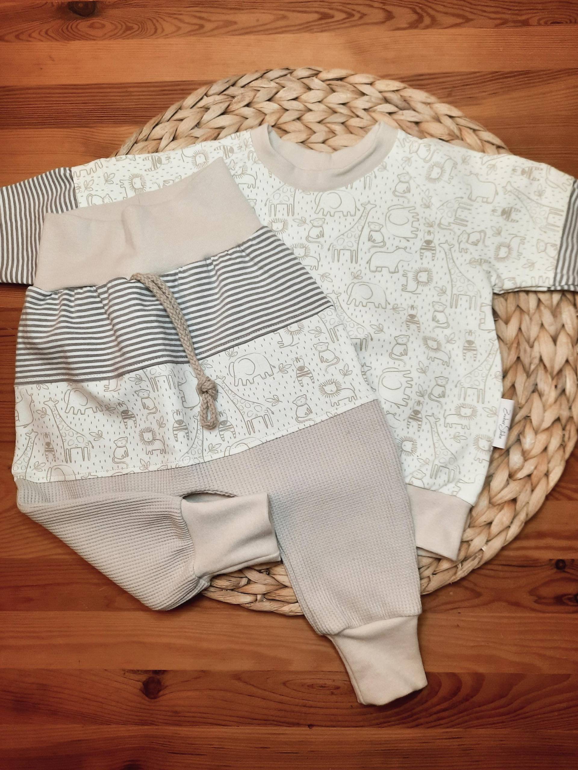 Babykleidung, Babykleidung Junge & Mädchen, Babyset 2-Teilig, Kinderkleidung, Pumphose, Sweatshirt, Größe 74 von ZauberStubeCorinna