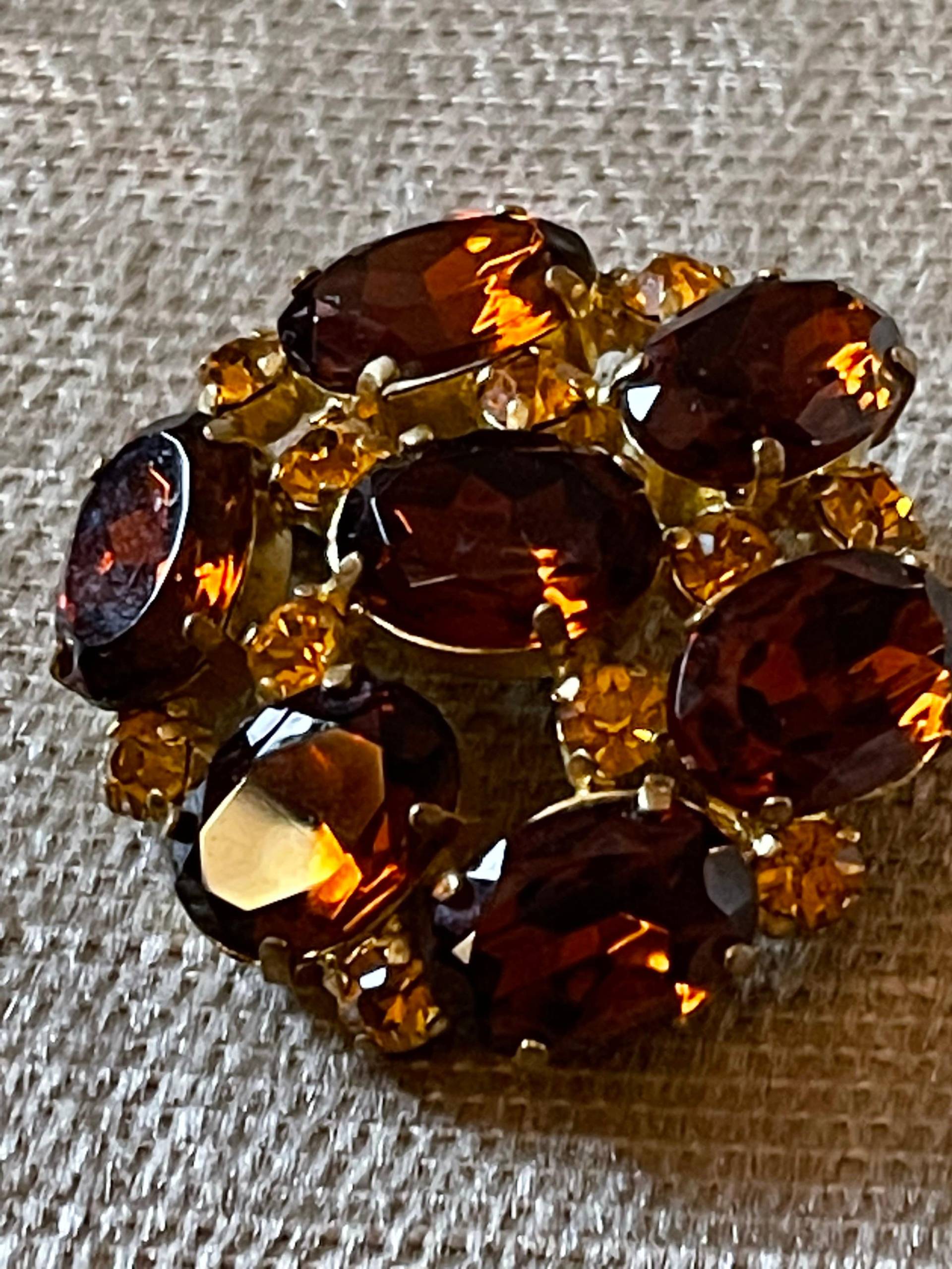 Brosche Alt Vintage Glamour Edel Elegant Festlich Glanz Cognacfarben Um 1950 Brosche Alt Vintage Glamour Edel Elegant Festlich Glanz Cognacfarben Um 1950 von ZauberhaftMarvelous