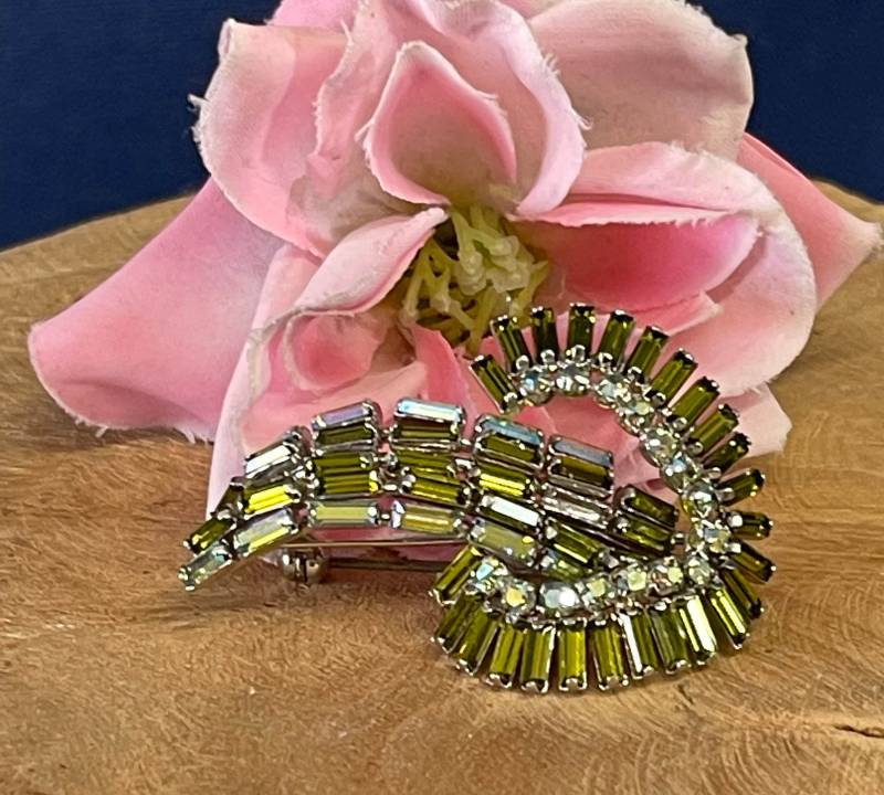 Brosche Apfelgrün Extravagant Glitzersteine Stäbchen Vintage Alt Fünfzigerjahre Kostüm Schmuck Außergewöhnlich von ZauberhaftMarvelous