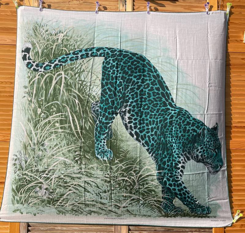 Hermes Kaschmir Seidentuch 140 cm Panthera Pardus Robert Dallet Smaragdgrün Leopard von ZauberhaftMarvelous