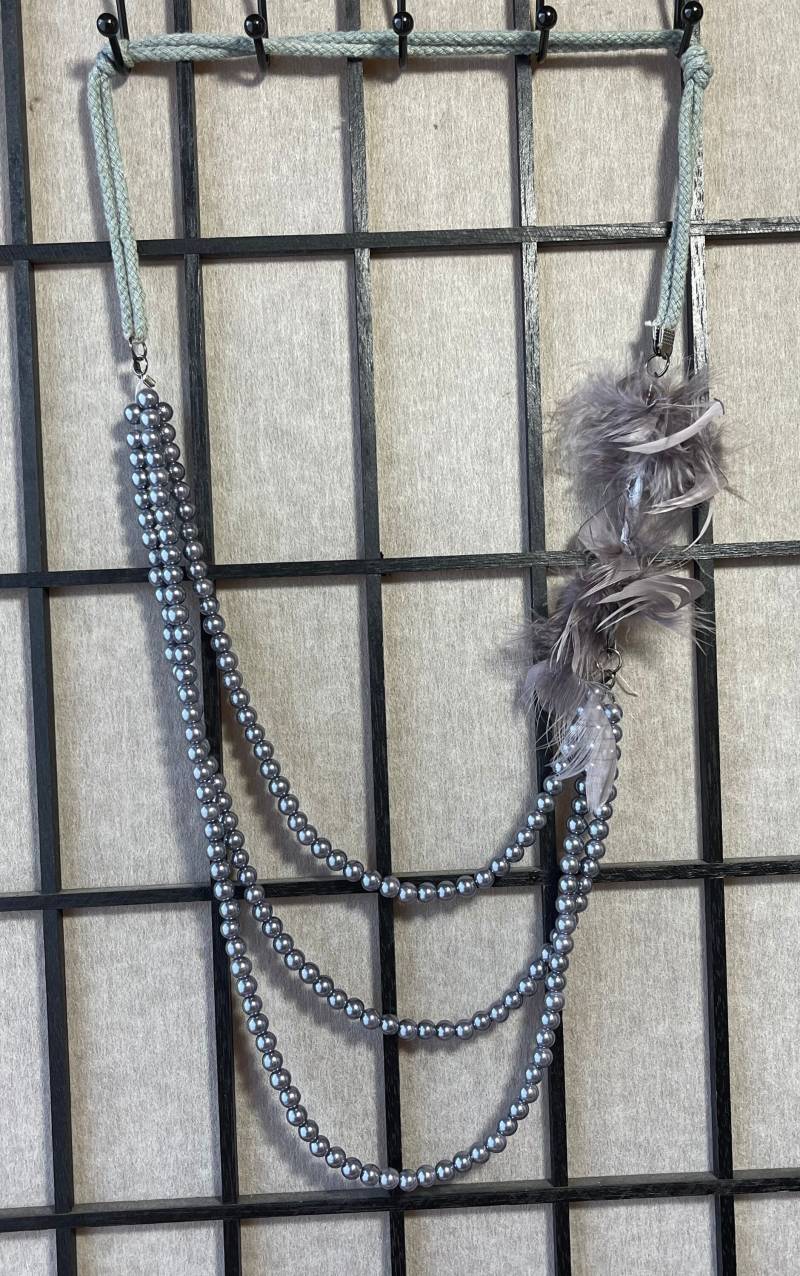 Kette Federn Grau Dreireihig Kugeln Phantasie Hingucker Selten Extravagant Außergewöhnlich Event Mode Accessoire Chic Speziell von ZauberhaftMarvelous