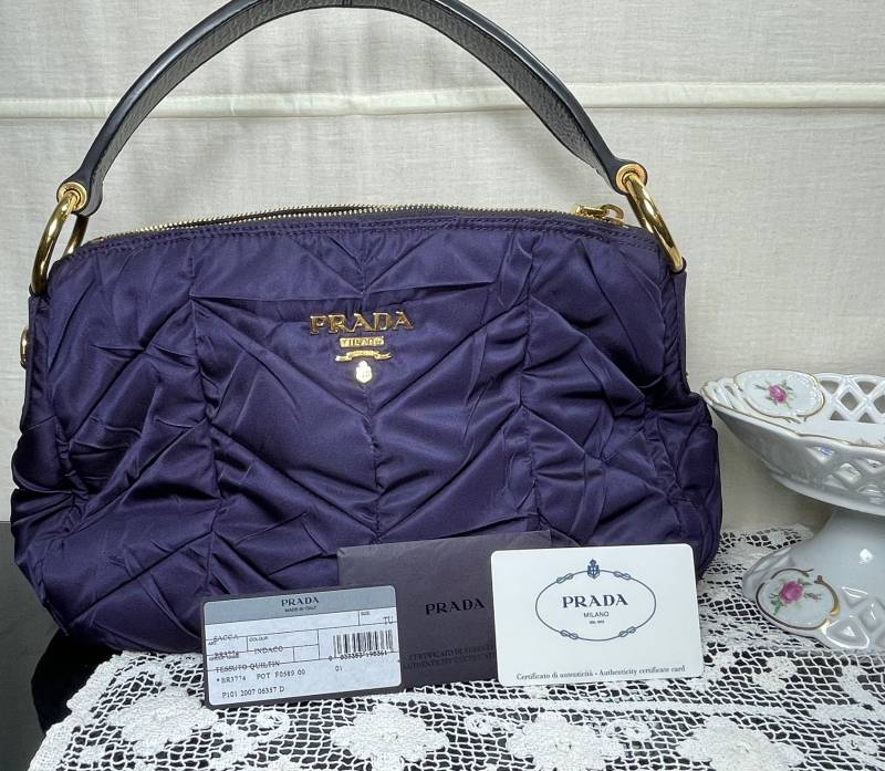 Prada Milano Tasche Aubergine Tessuto Nylon Quilted Chevron Handtasche Extravagant Außergewöhnlich Ladylike Zauberhaft Auffällig Hingucker von ZauberhaftMarvelous