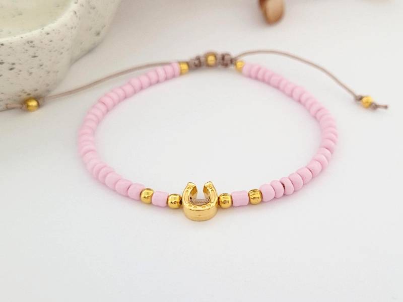 Perlenarmband Hufeisen Symbol Vergoldet , Glücksbringer Armband, Makramee Geschenk Frauen Mädchen Glück von ZauberhaftSchmuck