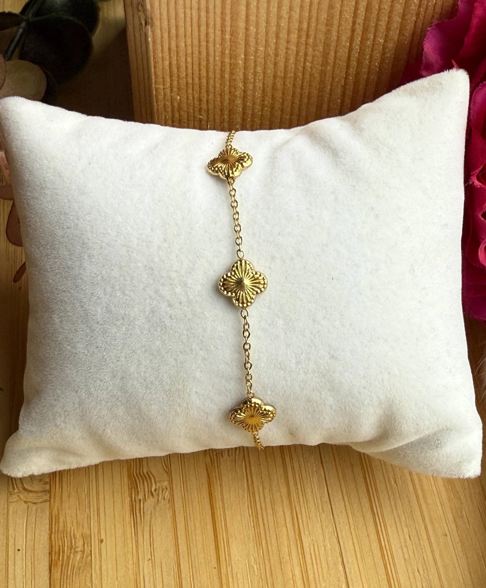 Filigranes Goldenes Edelstahlarmband Mit Kleeblätter, Artikel Nr.arm-Edel-00003 von Zauberhaftestreiben