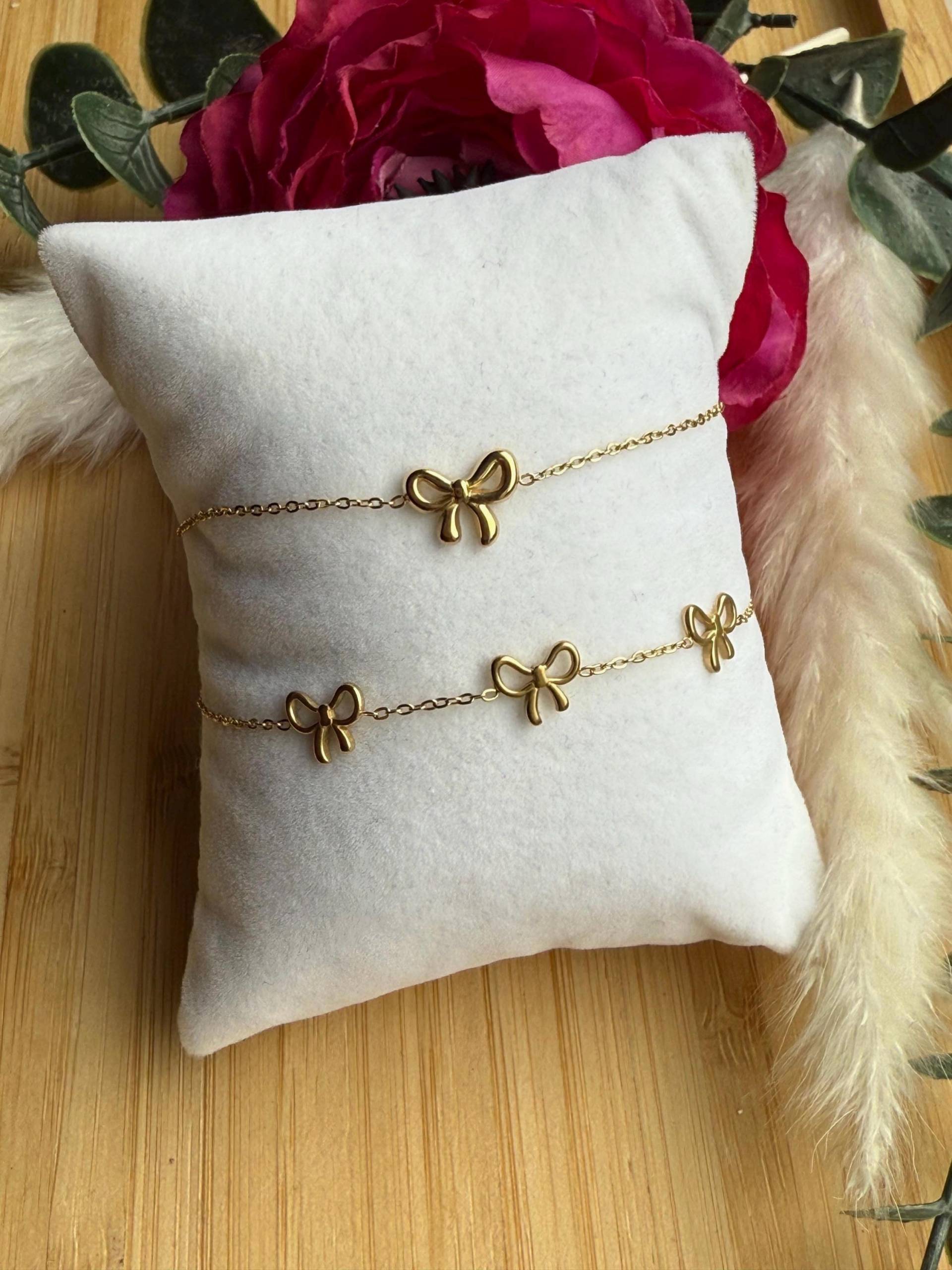 Filigranes Goldenes Edelstahlarmband Mit Schleife , Artikel Nr.arm-Edel-00005 von Zauberhaftestreiben