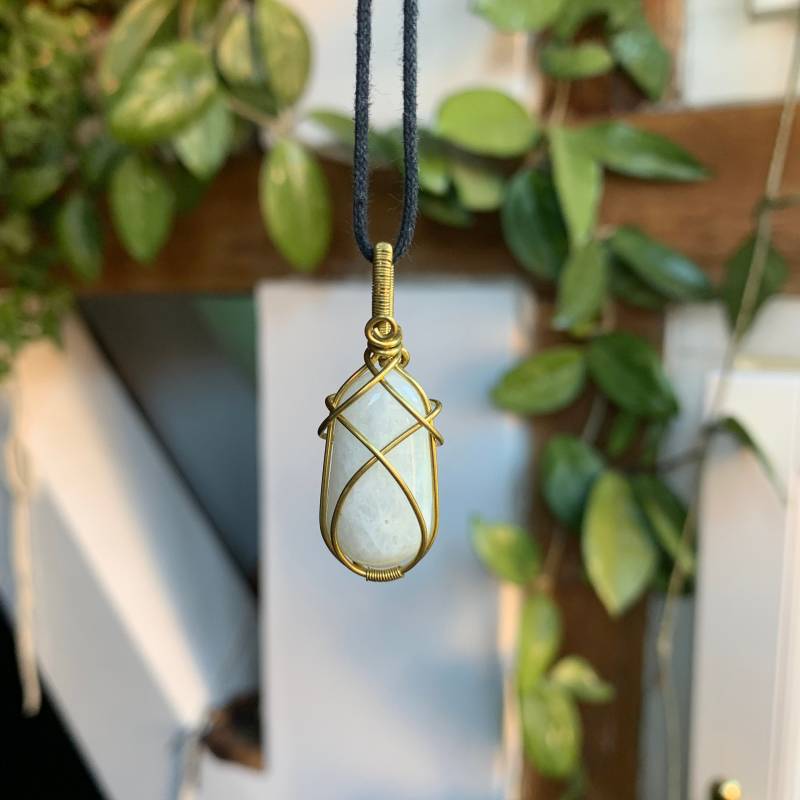Kette Aus Messing Mit Weißen Labradorit Kette Aus Messing Mit Weißen Labradorit von ZauberhausShop