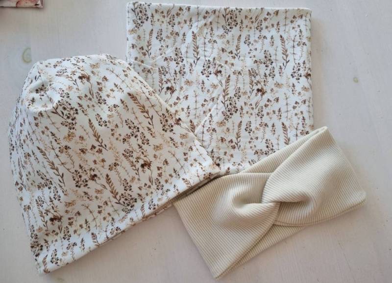 Loopschal Beanie Stirnband Set Mädchen Kinder Blumen Trockenblumen Beige Creme von Zauberherzchen