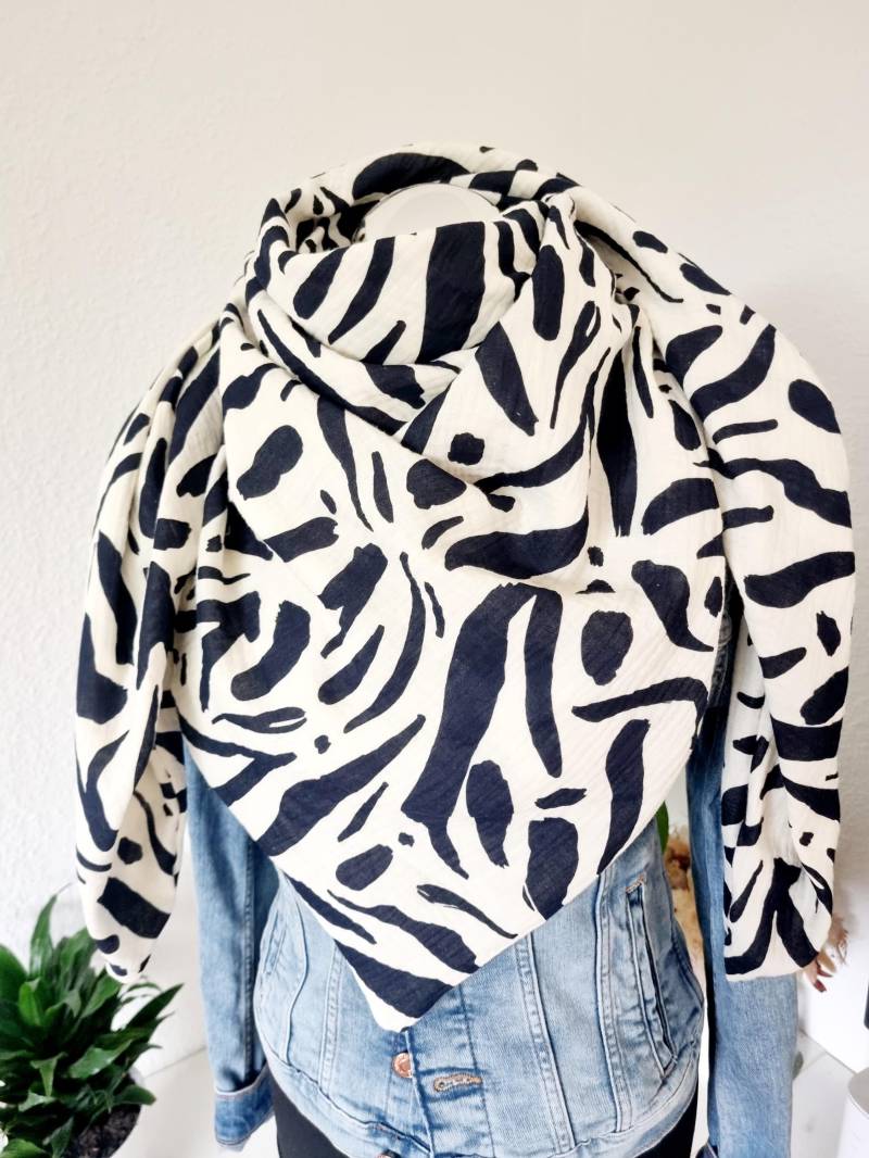 Musselin Xxl Halstuch Damen Dreieckstuch Blumen von Zauberherzchen