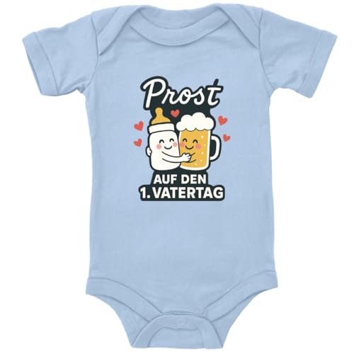 ZauberPrints Baby Body in Hellblau Prost auf den 1. Vatertag – Lustiges Babyflasche-&-Bier-Design Spruch Geschenk für den Papa für Kleinkind Kurzarm Bio Baumwolle von ZauberPrints