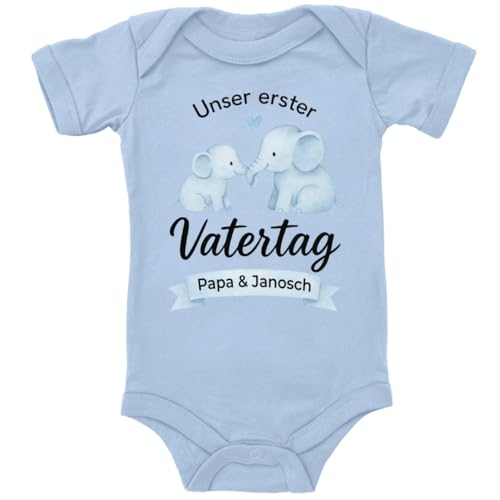 ZauberPrints Baby Body in Hellblau Unser erster Vatertag – Zärtliches Elefanten-Papa-&-Baby-Motiv Spruch Geschenk für den Vater für Kleinkind Kurzarm Bio Baumwolle von ZauberPrints