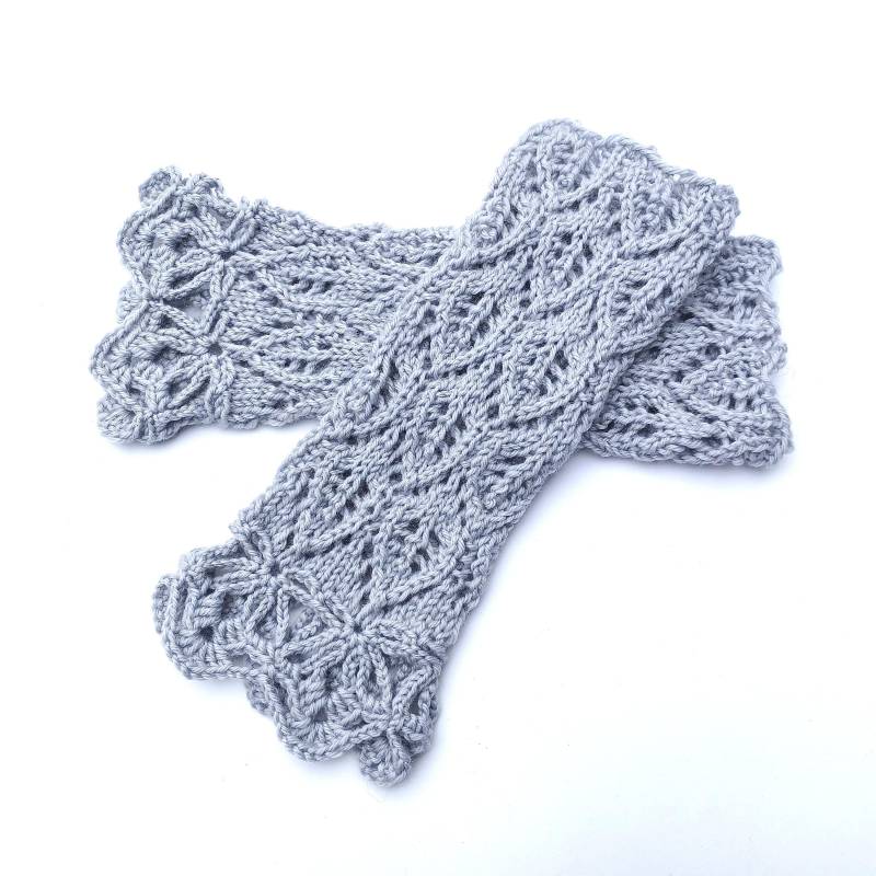 Armstulpen Pulswärmer Hellgrau Wollemischung Lochmuster Ajour Handgestrickt Blattmuster Gehäkelt Geschenk Beste Freundin von Zauberstein
