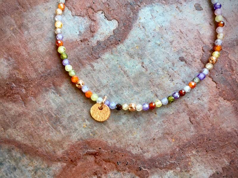 Buntes Edelstein Armband Mit Glitzerndem Plättchen Anhänger von Zauberstueck