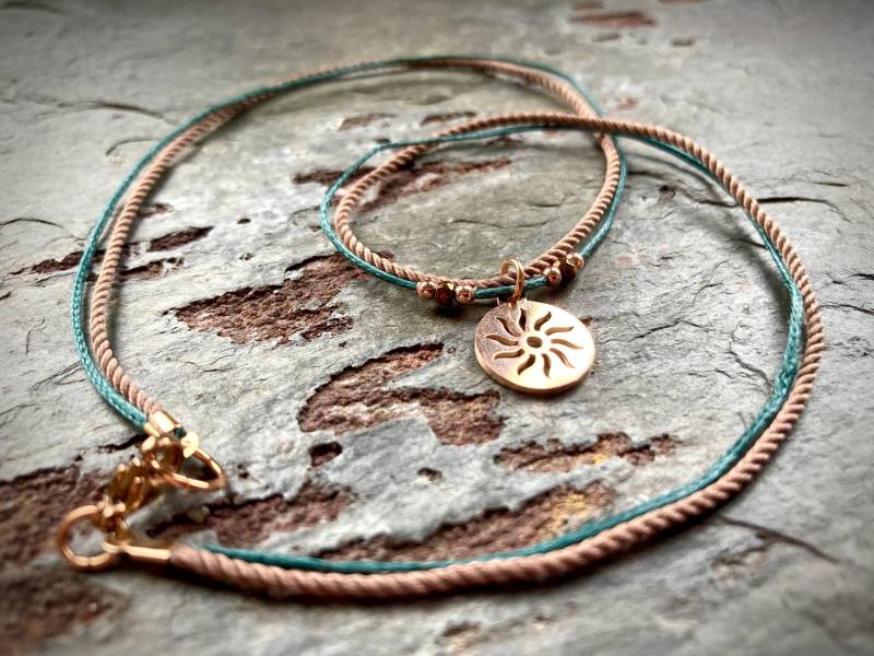 Doppelte Textile Halskette Mit Sonnenanhänger & Glänzenden Perlen Aus Hämatit von Zauberstueck