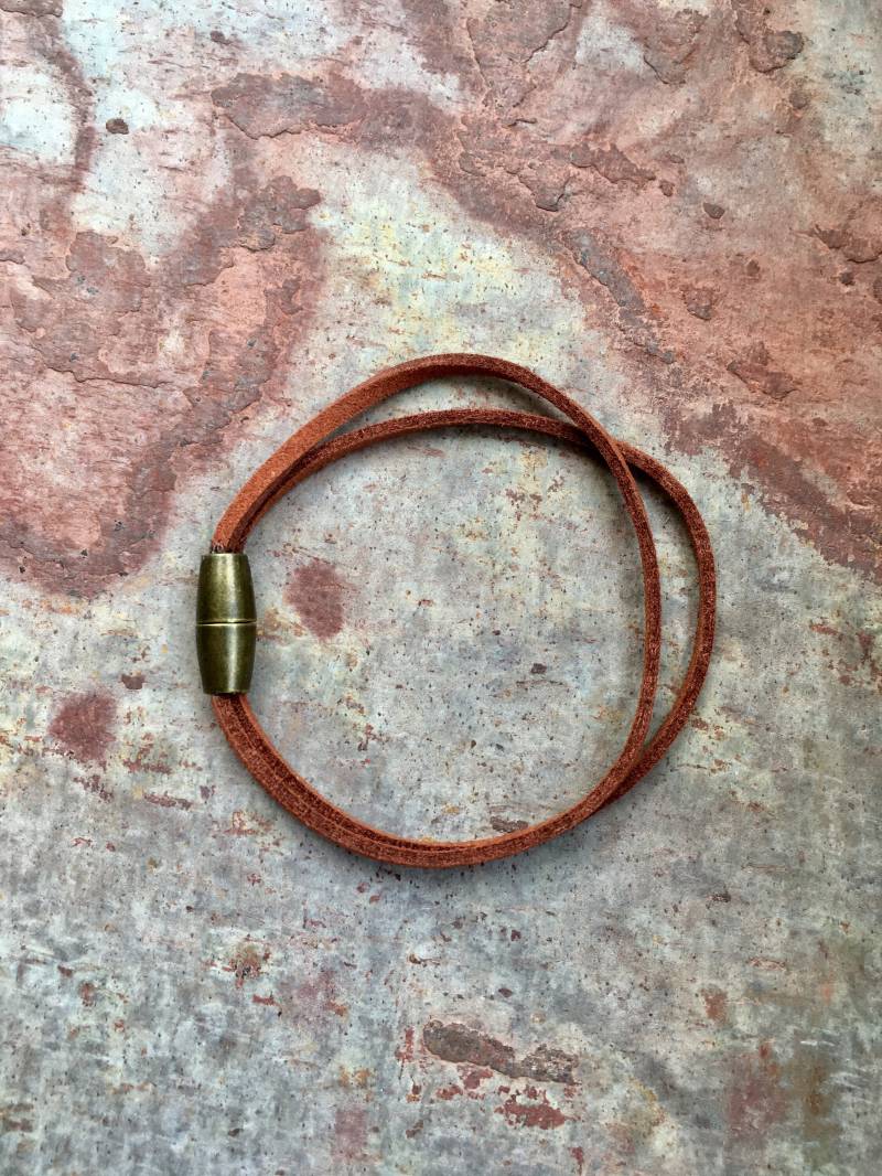 Doppeltes Armband Aus Wildleder-Imitat Mit Magnet-Verschluss von Zauberstueck