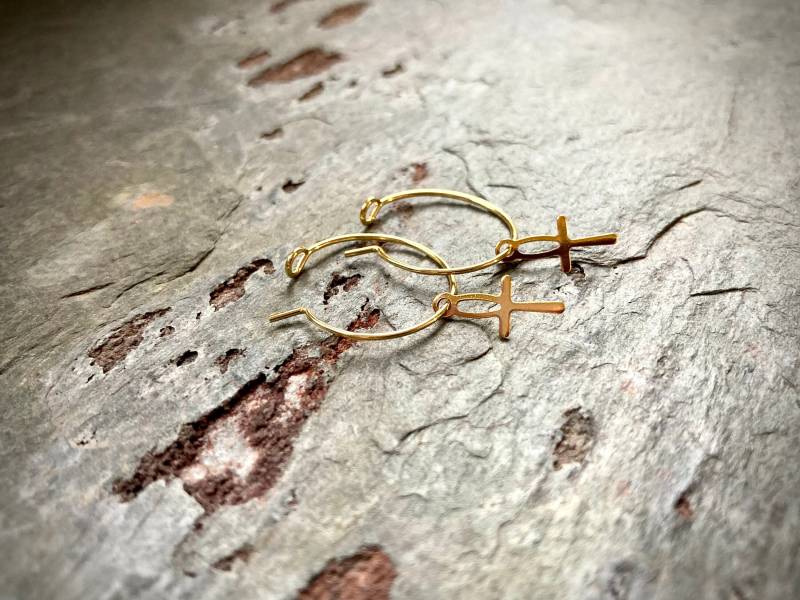 Filigrane Creolen Mit Kreuz-Anhänger von Zauberstueck