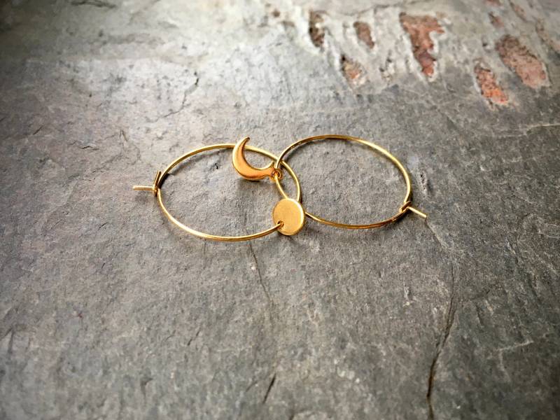 Filigrane Creolen Mit Mond -/Plättchen-Anhänger von Zauberstueck